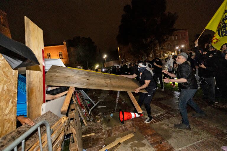 Los contramanifestantes atacan a manifestantes propalestinos en un campamento pro palestino establecido en el campus de la Universidad de California en Los Ángeles (UCLA) 