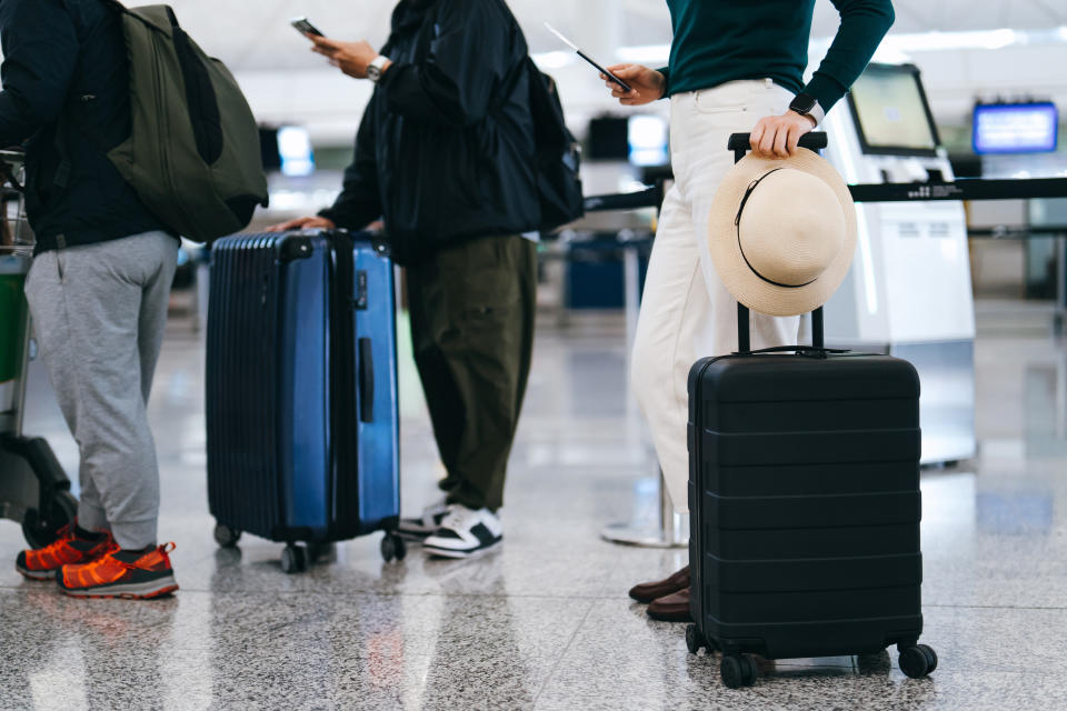 Vor allem am Check-in-Schalter kochen bei vielen Passagieren die Gefühle hoch. (Symbolbild: Getty Images)