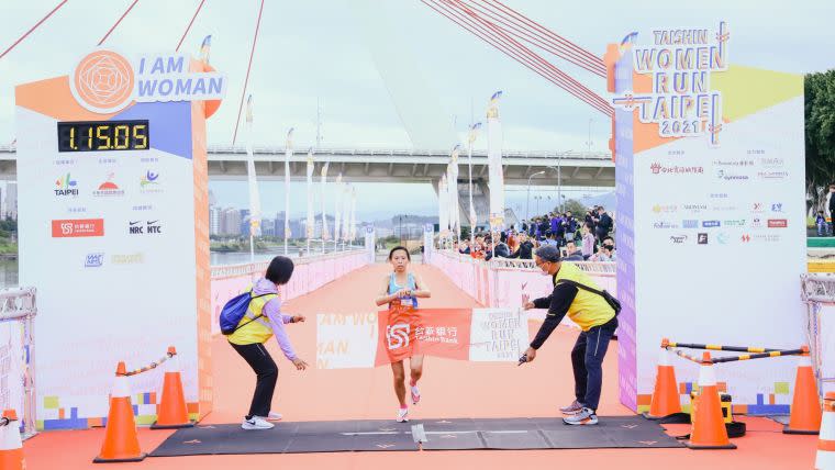 許久未參賽的曹純玉今天小試身手，以1小時15分6秒率先抵達終點，拿下半程馬拉松后冠。路跑協會提供