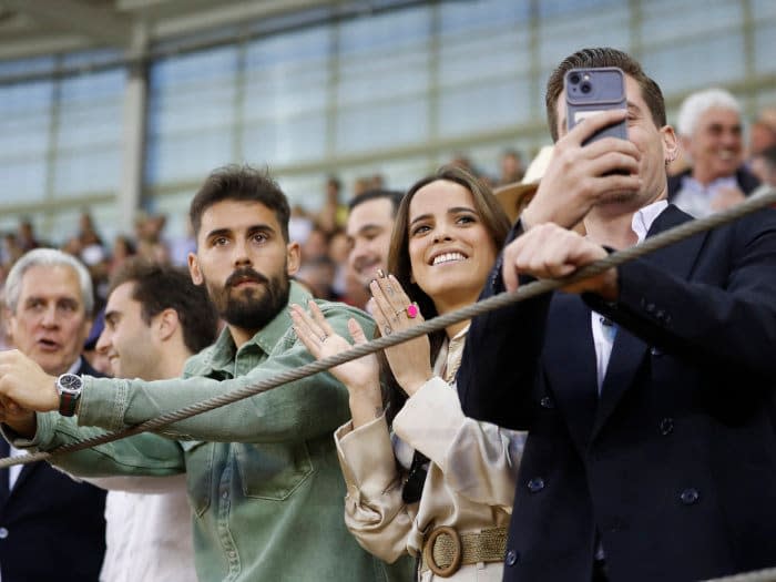 Gloria Camila y su novio en una corrida de toros 