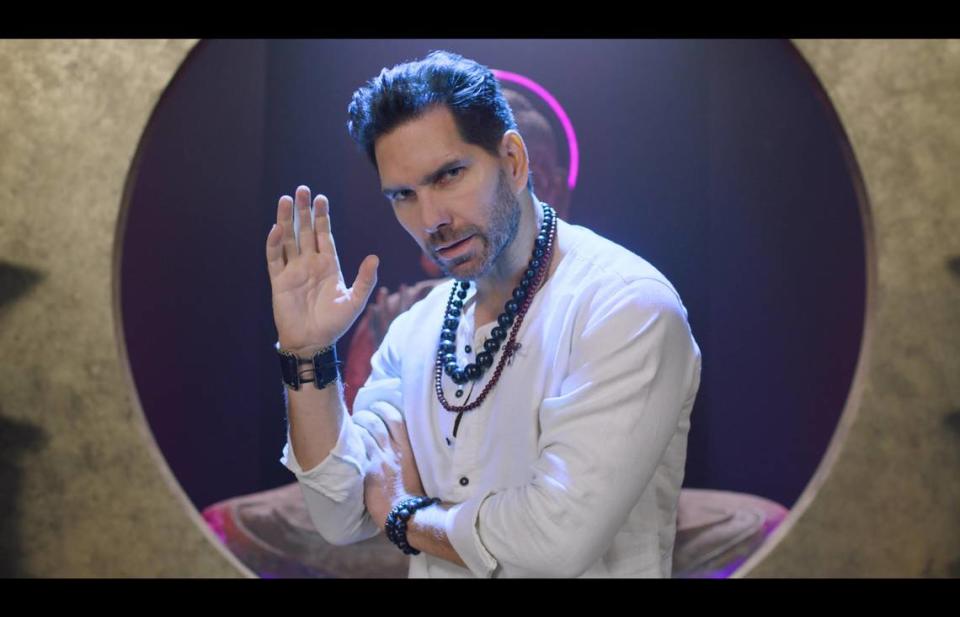 Arap Bethke intrepreta a un gurú en la comedia ‘Amores permitidos’