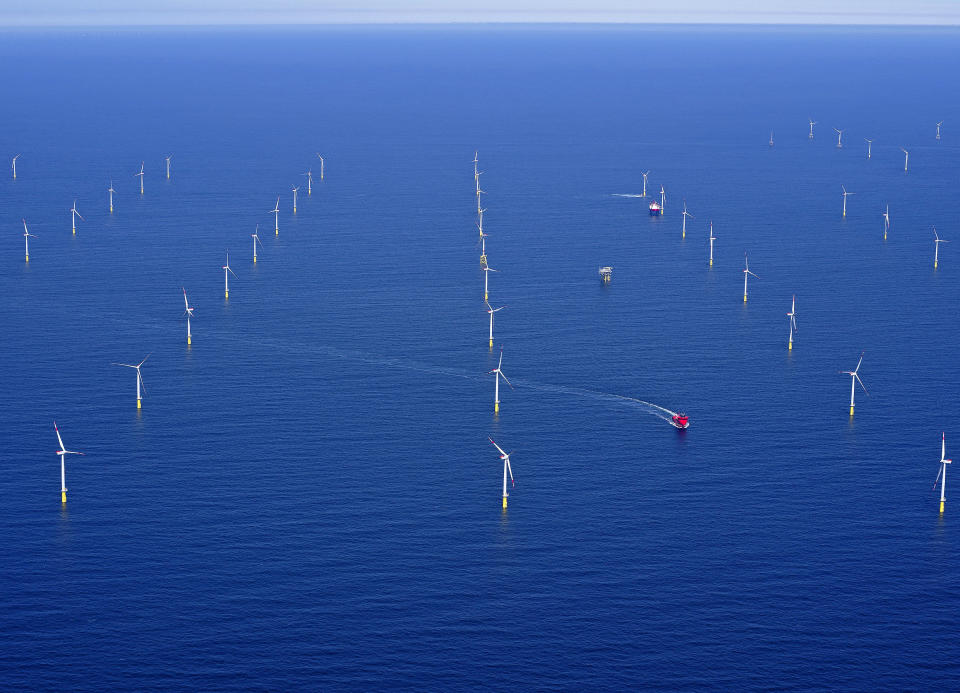 <p>Dong Energy verkauft 50 Prozent der Anteile am deutschen Offshore-Windpark „Riffgrund 2“ an einen Fonds, der von Global Infrastructure Partners verwaltet wird. Das Deal-Volumen gibt PwC mit 1,2 Milliarden Euro an – Platz 9 im Ranking. </p>