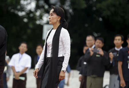 Myanmar's pro-democracy leader Aung San Suu Kyi (C) attends an event marking the anniversary of Martyrs' Day at the Martyrs' Mausoleum in Yangon July 19, 2015. REUTERS/Soe Zeya Tun