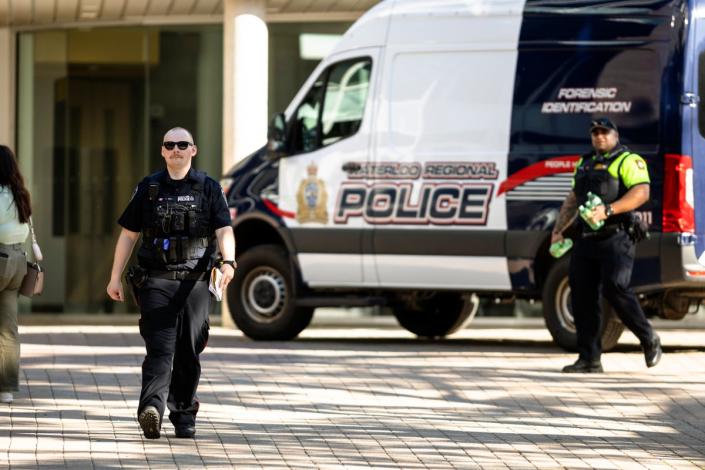 Miembros de la Policía Regional de Waterloo investigan un apuñalamiento en la Universidad de Waterloo, en Waterloo, Ontario, el miércoles 28 de junio de 2023. (AP)