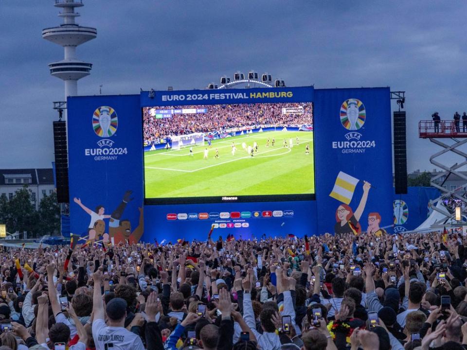 Nicht nur beim Public Viewing, sondern auch zu Hause sahen viele Millionen Deutsche den Auftakt der Heim-EM. (Bild: imago/Markus Matzel)