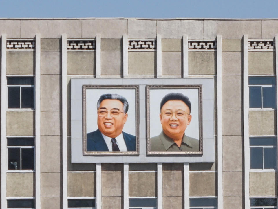 Neben den insgesamt 15 Attraktionen sind auch die einstigen Führer der Arbeiterpartei immer präsent. Vom Park aus sieht man auf die Porträts von Kim Il-sung und Kim Jong-il auf einer tristen grauen Hausfassade. (Bild-Copyright: Caters News Agency)