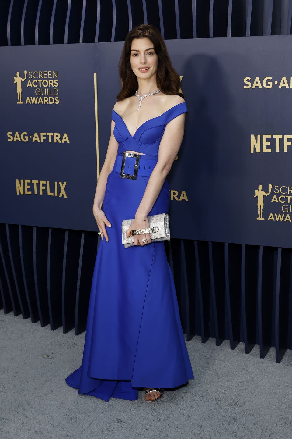 los angeles, california february 24 anne hathaway attends the 30th annual screen actors guild awards at shrine auditorium and expo hall on february 24, 2024 in los angeles, california photo by frazer harrisongetty images