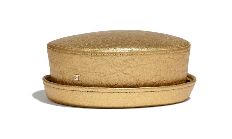 En 2019, Chanel lanzó un sombrero de barco de oro hecho de Piñatex, un cuero sintético derivado de hojas de piña