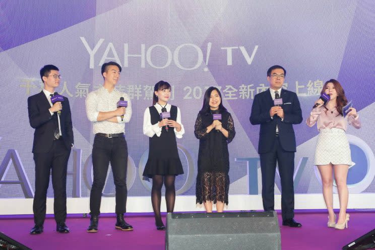 Yahoo TV《新聞風向系列》節目主持人（左起：視網膜、吳崢、吳沛憶、徐巧芯、彭啟明）