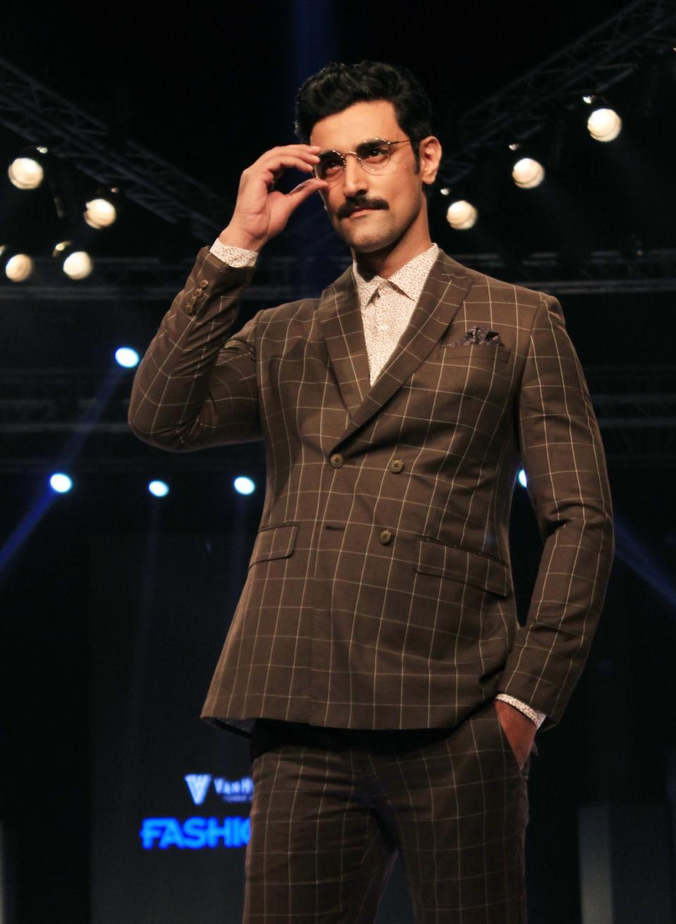 Bollywood meets fashion at 'Van Heusen and GQ Fashion Nights 2016' finale