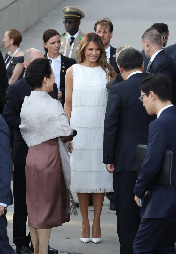 <p>In engelsgleichem Weiß erschien die First Lady der USA zum Konzert in der Elbphilharmonie. Chinas Staatspräsident Xi Jinping und dessen Frau Peng Liyuan sind ganz hin und weg ob der stilvollen Aufmachung. (Bild: Getty Images)</p>