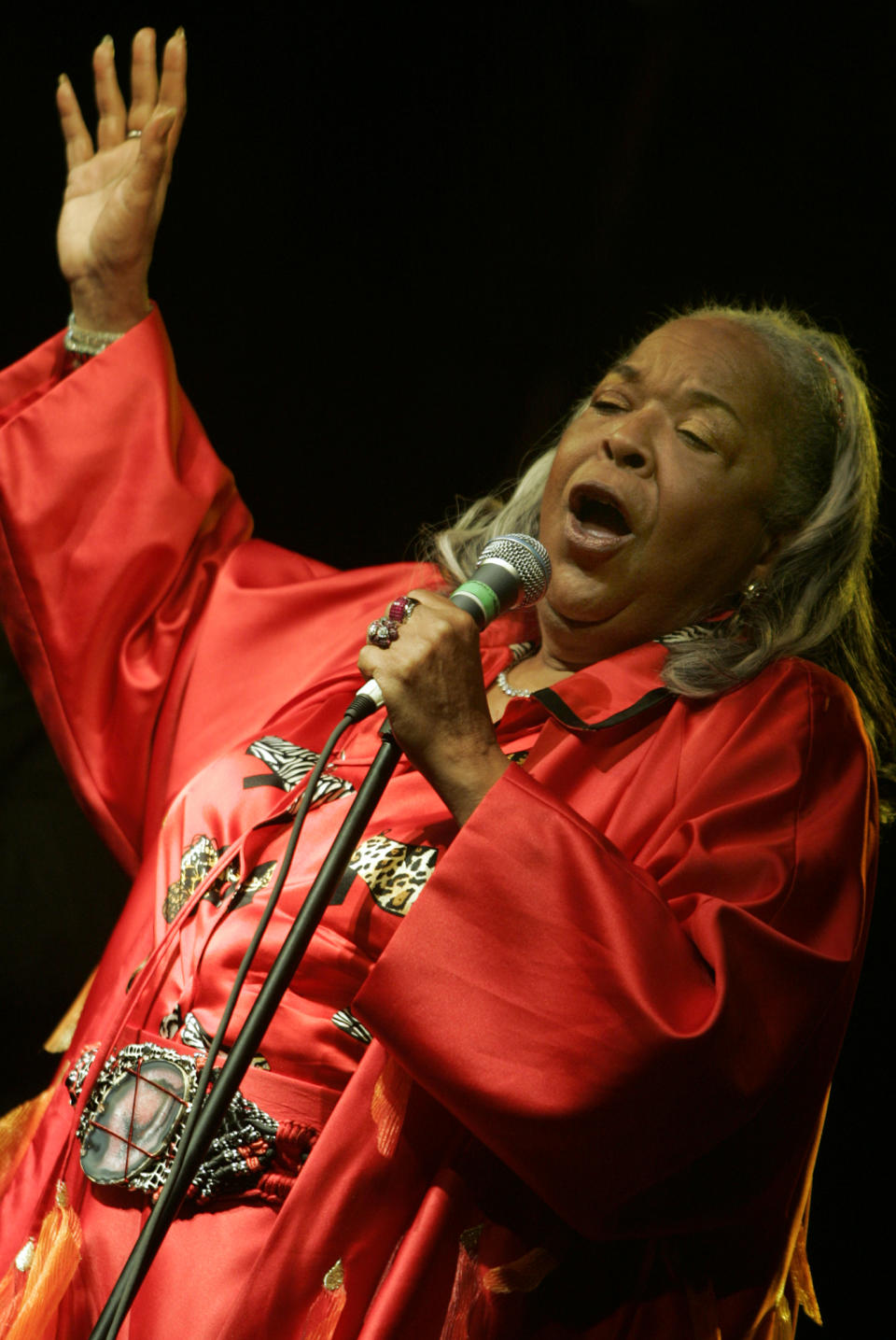 Della Reese kept singing. Here she is in 2005 at a concert celebrating B.B. King’s 80th birthday. (Photo: Lawrence K. Ho/Los Angeles Times via Getty Images)