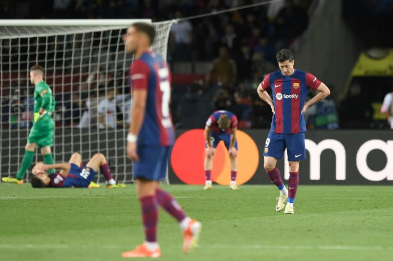 Robert Lewandowski (derecha) y sus compañeros del Barcelona tras la eliminación ante el París Saint-Germain en cuartos de final de la Liga de Campeones. En Barcelona, el 16 de abril de 2024 (Josep LAGO)