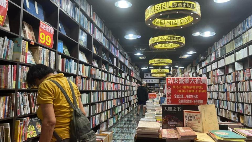 因台中店同事病倒，老闆決定收店。（圖／翻攝自臉書「天龍圖書台中店」）