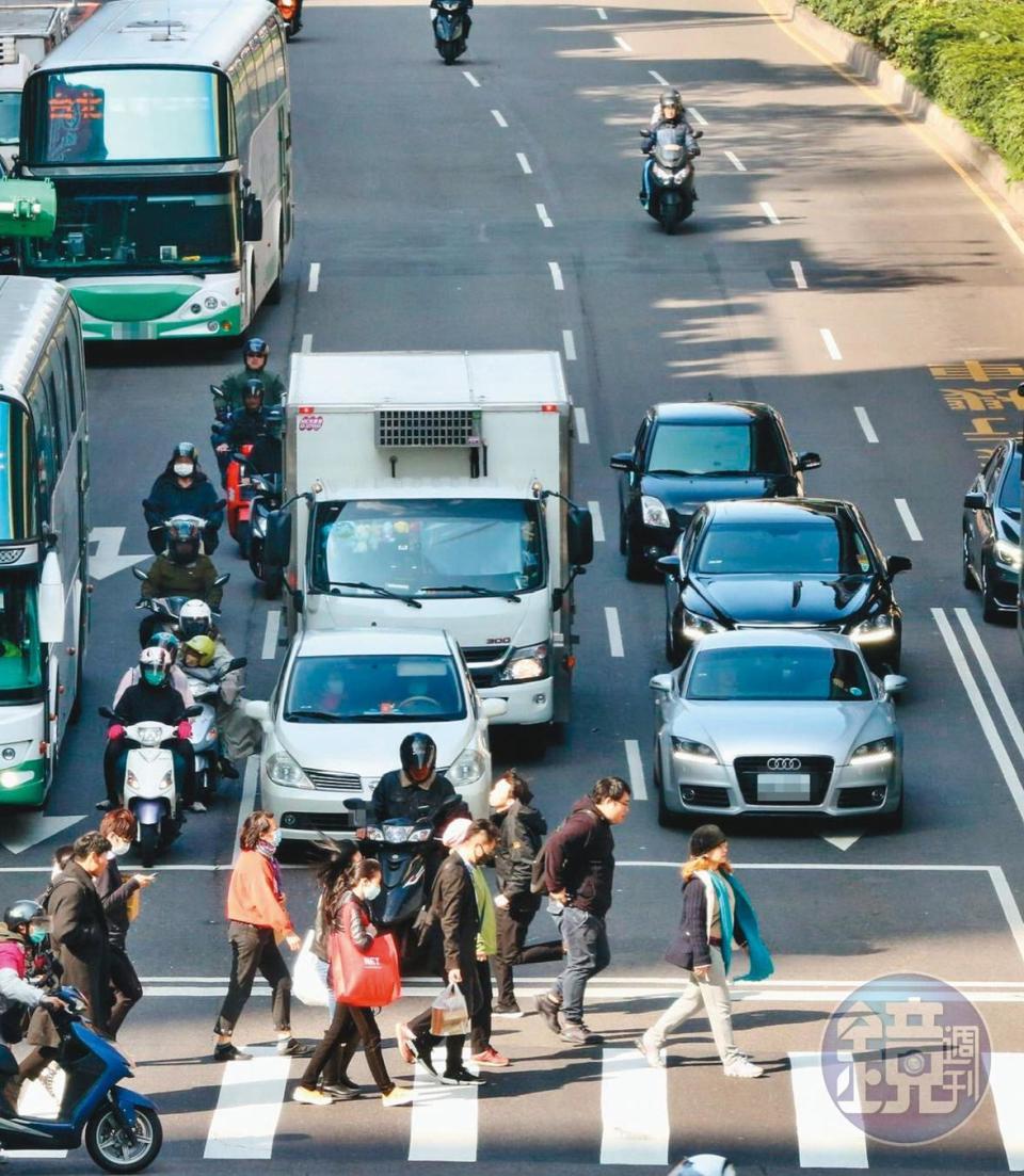 地方縣市隨處可見的白牌車，若未納管追蹤，恐成社區感染的可能破口。台灣首例疑似社區感染個案就是中部61歲的白牌車司機。