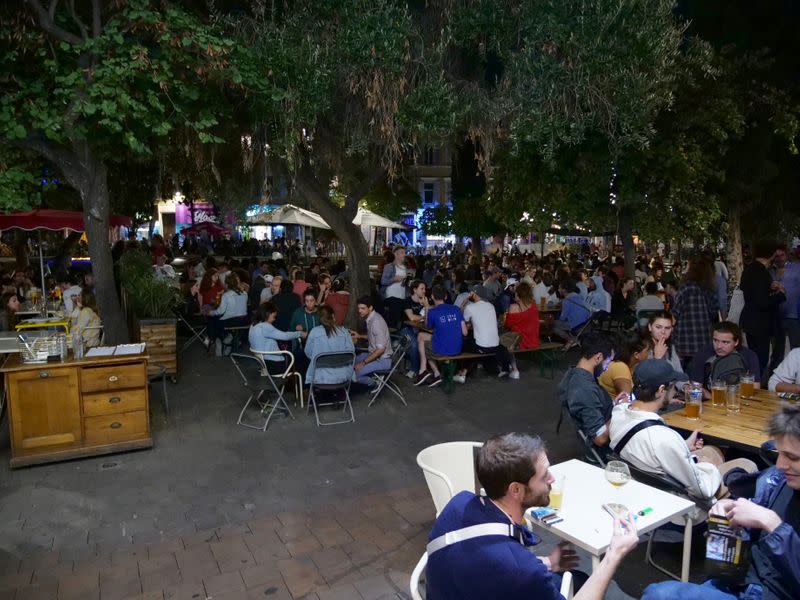 Terrazas llenas de gente en Marsella, Francia