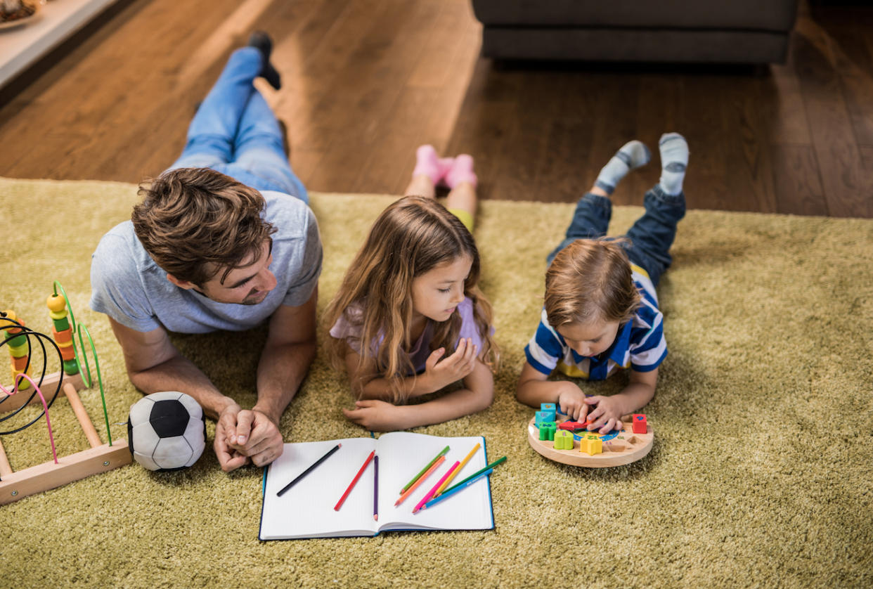 Auch Väter können in Elternzeit gehen. Doch nur ein Drittel aller Papas in Deutschland nehmen dafür eine Auszeit vom Job. (Symbolbild: Getty Images)