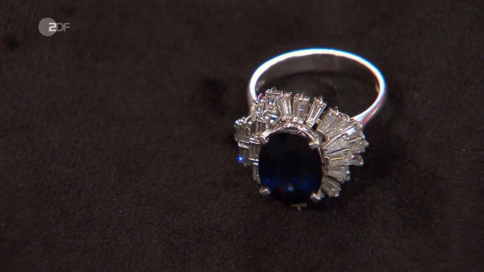 Ein maschinell gefertigter Platinring mit Diamanten und einem Saphir aus den 1970er-Jahren wurde von Wendela Horz auf 1.000 Euro geschätzt. (Bild: ZDF)