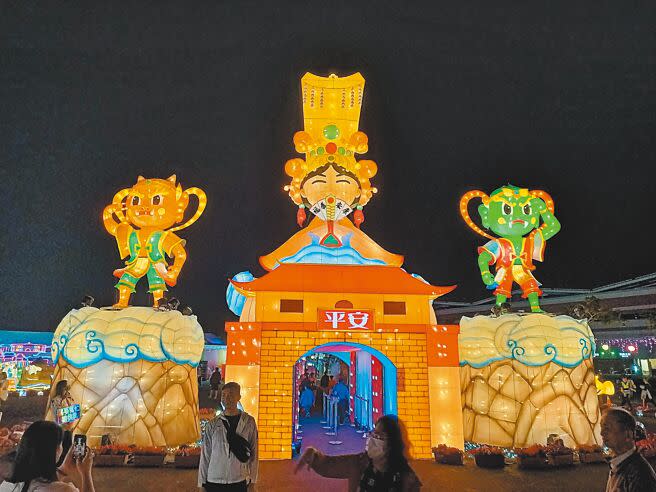 2024台灣燈會將於10日落幕，高鐵燈區主展區9成花燈完成媒合認養，受到不少民眾喜愛的「媽祖」，已有廟宇認養。（曹婷婷攝）