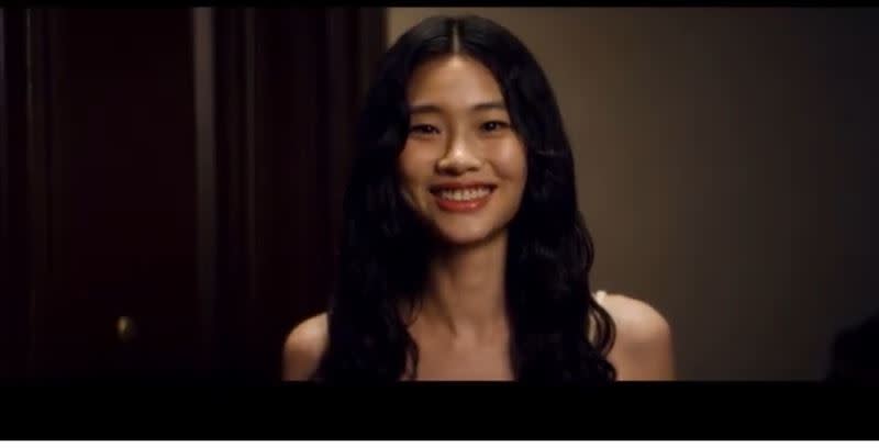 鄭好娟在MV中詮釋嚮往愛情的女神。（圖/翻攝Youtube）