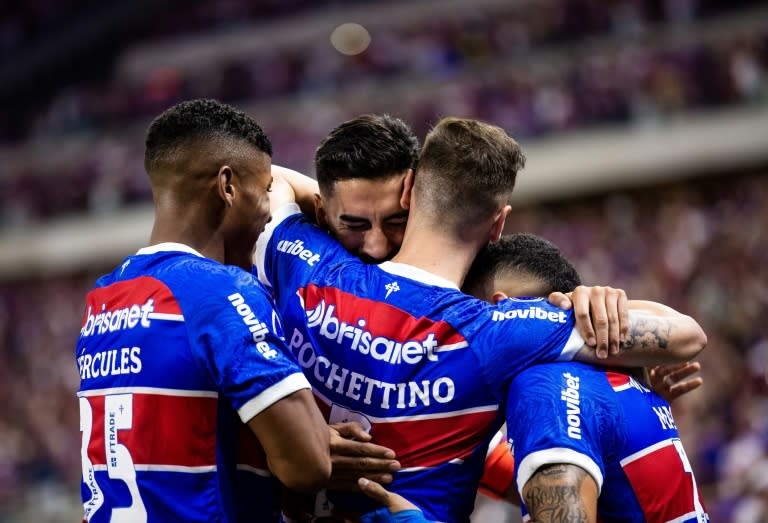 Los jugadores de Fortaleza celebran una anotación en el triunfo ante Boca Juniors por el Grupo D de la Copa Sudamericana 2024, disputado en Fortaleza el 25 de abril (Thiago Gadelha)