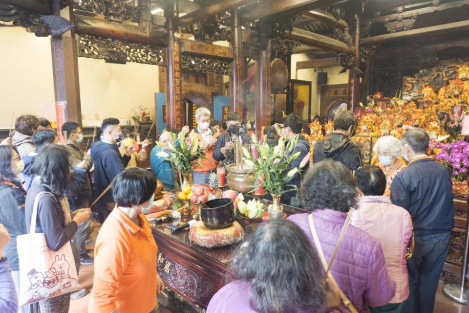 台中萬和宮媽祖聖誕今年有3千多位契子女登記回廟祭拜植福。（記者黃志炫攝）