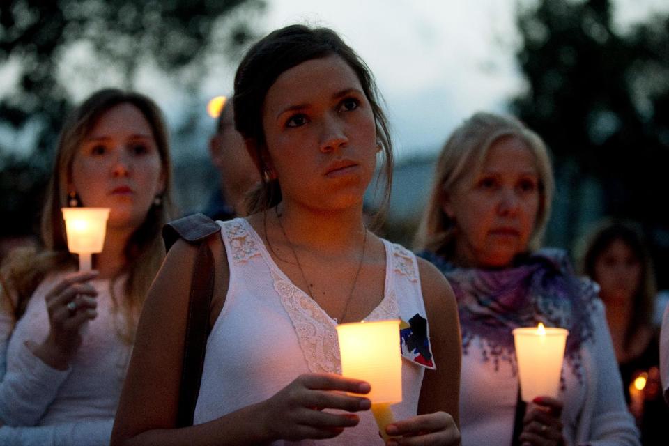 Manifestantes sostienen velas durante una protesta contra la violencia en Caracas, Venezuela, el viernes 7 de marzo de 2014. El Consejo Permanente de la OEA aprobó el viernes una resolución sobre Venezuela con 29 votos a favor y tres en contra, informó el embajador venezolano Roy Chaderton. (Foto AP/Fernando Llano)