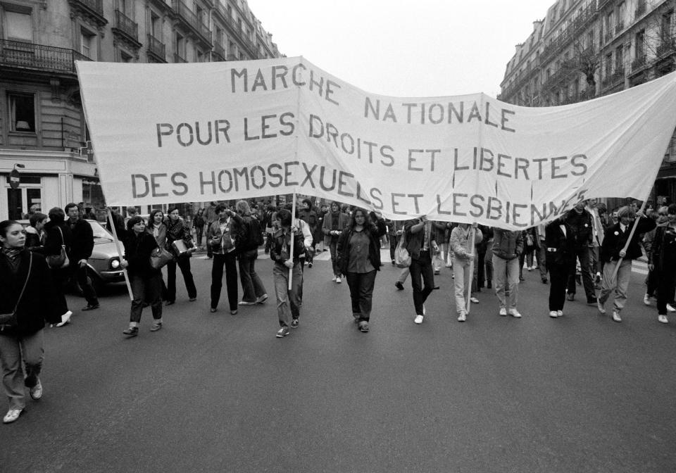 Manifestation à Paris, en 1981.<br><p>Le FHAR se crée en France en marge des manifestations de Mai 68, des groupes gays et lesbiens se réunissant pour dénoncer une société hétéropatriarcale et une homophobie constante. La création du Front a également été accélérée par le scandale de Stonewall Inn, qui a été l’un des tournants de l’histoire du mouvement des droits civiques pour les homosexuels aux Etats-Unis. En juin 1969, à New York, un contrôle de police très violent est effectué dans le bar du même nom, l’un des seuls à accueillir la communauté LGBTQIA+. Dans la nuit, des émeutes éclatent, et le Front de Libération Gay est créé quelques jours plus tard outre-Atlantique. En juin 1970, la première Gay Pride est organisée à New York et porte le nom de la rue où se situait le Stonewall Inn : « Christopher Street Liberation Day March ».</p><br><br><a href="https://www.elle.fr/Love-Sexe/Sexualite/Dossiers/Liberation-sexuelle-75-ans-de-revolutions#xtor=AL-541" rel="nofollow noopener" target="_blank" data-ylk="slk:Voir la suite des photos sur ELLE.fr;elm:context_link;itc:0;sec:content-canvas" class="link ">Voir la suite des photos sur ELLE.fr</a><br><h3> A lire aussi </h3><ul><li><a href="https://www.elle.fr/Societe/L-actu-en-images/70-ans-de-combats-pour-les-femmes#xtor=AL-541" rel="nofollow noopener" target="_blank" data-ylk="slk:75 ans de combats pour les femmes;elm:context_link;itc:0;sec:content-canvas" class="link ">75 ans de combats pour les femmes</a></li><li><a href="https://www.elle.fr/Societe/Les-enquetes/ELLE-75-ans-aux-cotes-des-femmes-3893867#xtor=AL-541" rel="nofollow noopener" target="_blank" data-ylk="slk:ELLE : 75 ans aux côtés des femmes;elm:context_link;itc:0;sec:content-canvas" class="link ">ELLE : 75 ans aux côtés des femmes</a></li><li><a href="https://www.elle.fr/Mode/Les-news-mode/ELLE-a-75-ans-feuilletez-le-tout-premier-numero#xtor=AL-541" rel="nofollow noopener" target="_blank" data-ylk="slk:ELLE a 75 ans : feuilletez le tout premier numéro !;elm:context_link;itc:0;sec:content-canvas" class="link ">ELLE a 75 ans : feuilletez le tout premier numéro !</a></li><li><a href="https://www.elle.fr/Societe/Edito/L-edito-de-ELLE-75-ans-de-ELLE-avec-vous-3893859#xtor=AL-541" rel="nofollow noopener" target="_blank" data-ylk="slk:L'édito de ELLE : 75 ans de ELLE avec vous !;elm:context_link;itc:0;sec:content-canvas" class="link ">L'édito de ELLE : 75 ans de ELLE avec vous !</a></li><li><a href="https://www.elle.fr/Astro/Horoscope/Quotidien#xtor=AL-541" rel="nofollow noopener" target="_blank" data-ylk="slk:Consultez votre horoscope sur ELLE;elm:context_link;itc:0;sec:content-canvas" class="link ">Consultez votre horoscope sur ELLE</a></li></ul>