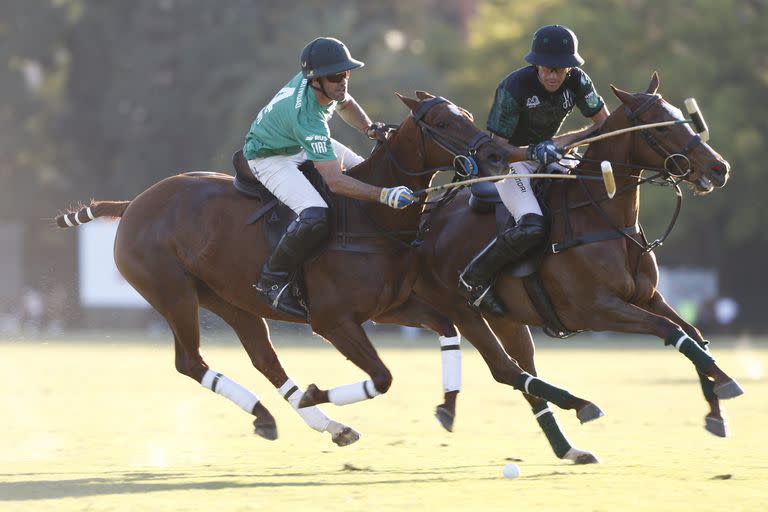 Alguno de los dos está cometiendo infracción; ex compañeros en Ellerstina, ahora contrincantes, Facundo Pieres e Hilario Ulloa serán protagonistas esta tarde en la final de Tortugas.