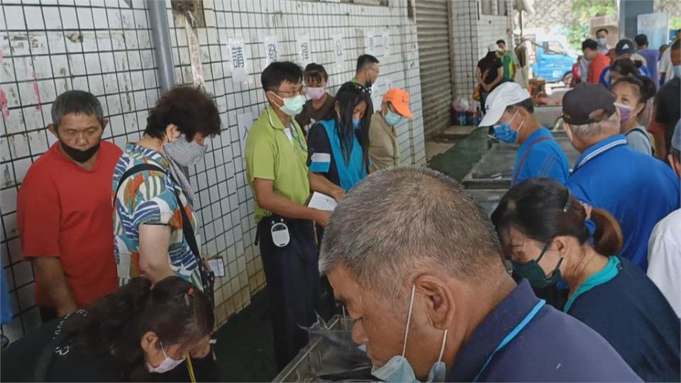 疫情+海象兩面夾擊　富岡漁港漁獲價格慘跌