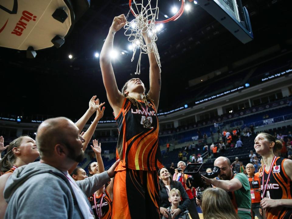 Griner cuts down the net with Ekat.