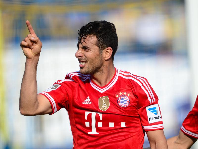 Claudio Pizarro (l) erlöste die Bayern mit seinem 1:0 in der 75. Minute. Foto: Peter Steffen