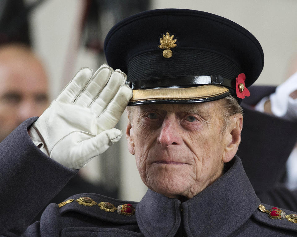 ARCHIVO - En esta foto del 11 de noviembre de 2013, el príncipe Felipe de Inglaterra saluda durante una ceremonia especial por el Día del Armisticio bajo la Puerta de Menin en Ypres, Bélgica. (AP Foto/Paul Edwards, Archivo)