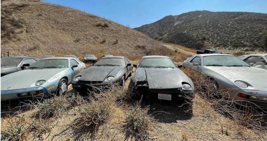 美國南加州一處荒涼的山谷中，竟有大量保時捷（Porsche）928被放置，車體上都蒙上一層厚重的灰，現場宛如保時捷大型墳場。（圖／翻攝自motor1.com）