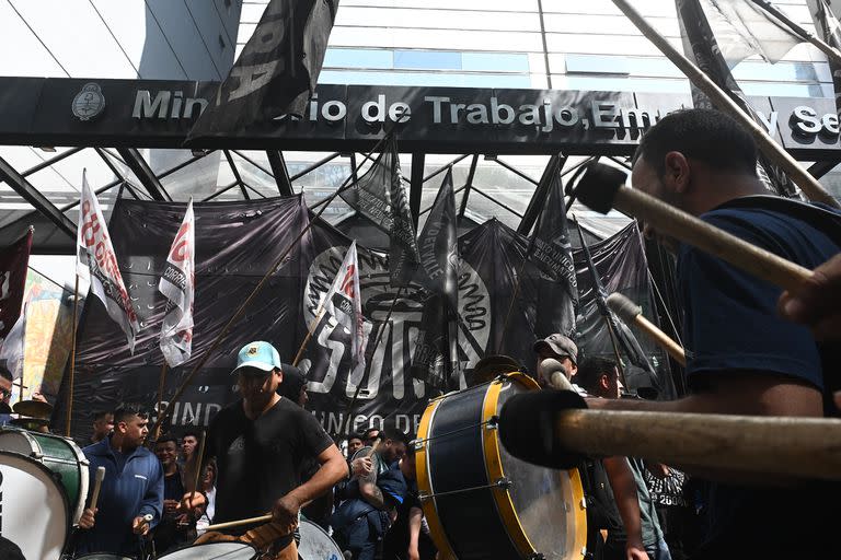 Concentración frente al Ministerio de Trabajo durante la reunión paritaria con los trabajadores del neumático en el marco de un extenso conflicto por mejoras salariales y condiciones de trabajo.