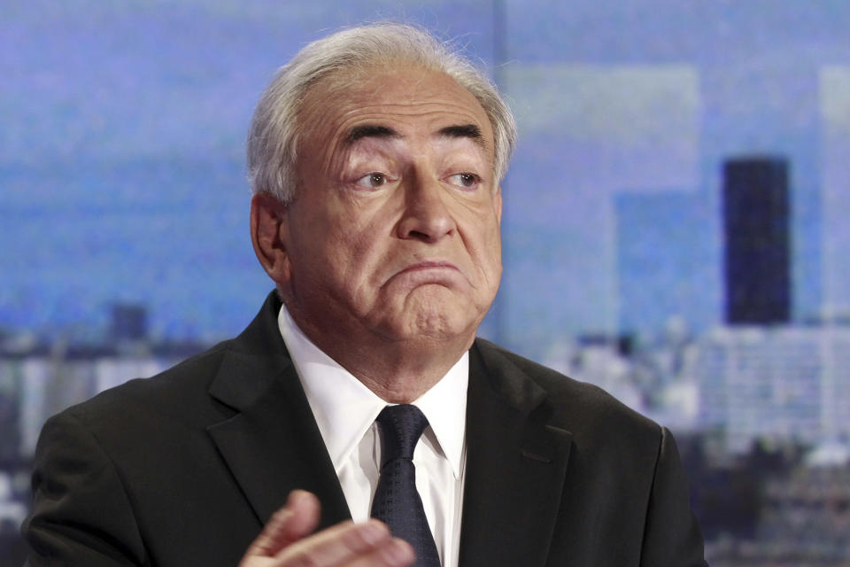 <b>Dominique Strauss-Kahn</b><br><br>Le 14 mai, Dominique Strauss-Kahn est arrêté à l’aéroport JFK de New York alors qu’il se trouve dans l’avion qui doit le ramener à Paris. Soupçonné d’agression sexuelle sur Nafissatou Diallo, une femme de chambre de l’hôtel Sofitel, il bénéficie d’un non-lieu le 23 août en raison des doutes émis par le juge chargé de l’affaire sur le témoignage de la plaignante. Après avoir démissionné de son poste de directeur du FMI, il est définitivement écarté de la course à la présidentielle.