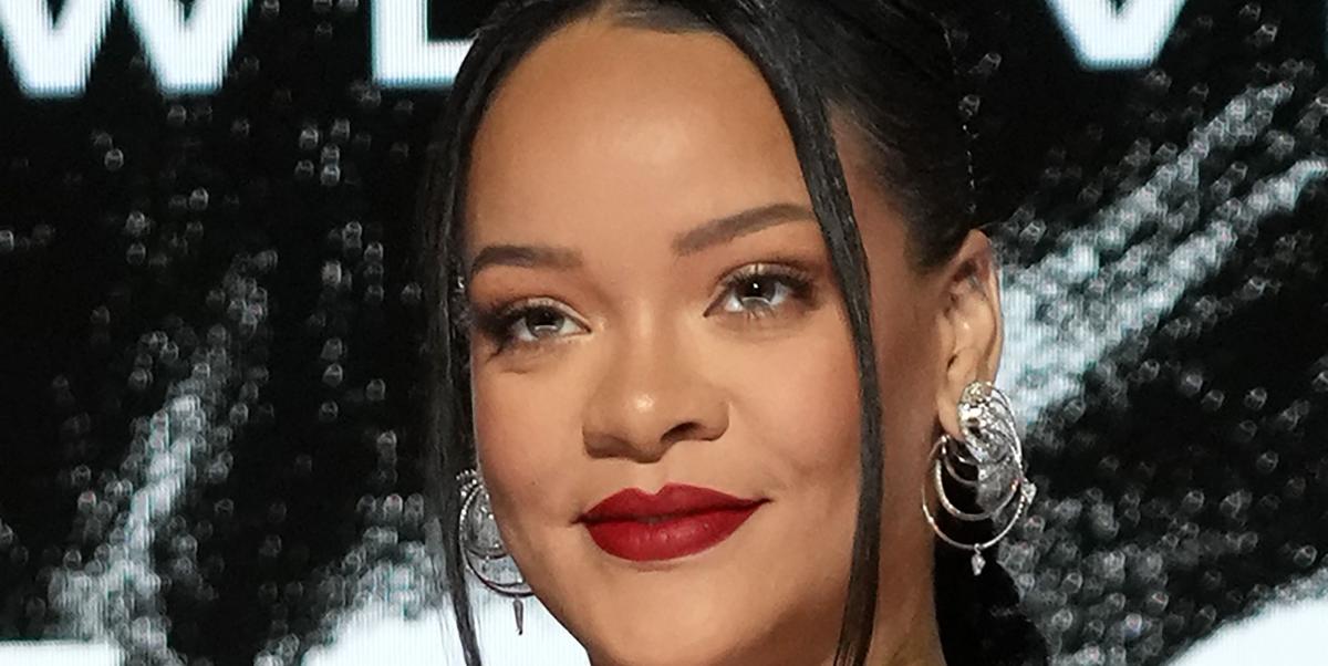 Rihanna touched up her own makeup during the Super Bowl and this