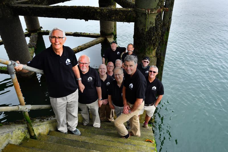 El grupo de canto de salomas Bryher's Boys posa para una foto en el Muelle Príncipe de Gales en Falmouth