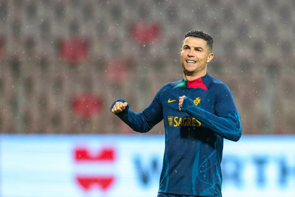 El futbolista Cristiano Ronaldo durante una ronda de calentamiento con el equipo nacional de Portugal, en Zenica, Bosnia y Herzegovina, el 15 de octubre de 2023. 