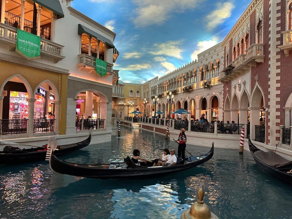 Las Vegas indoor gondola ride