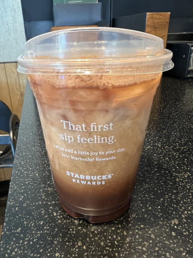 The great light ice debate: here in this photo I present to you the result  of various sized ice scoops emptied into venti cups. Each cup has one full  (but leveled) scoop.