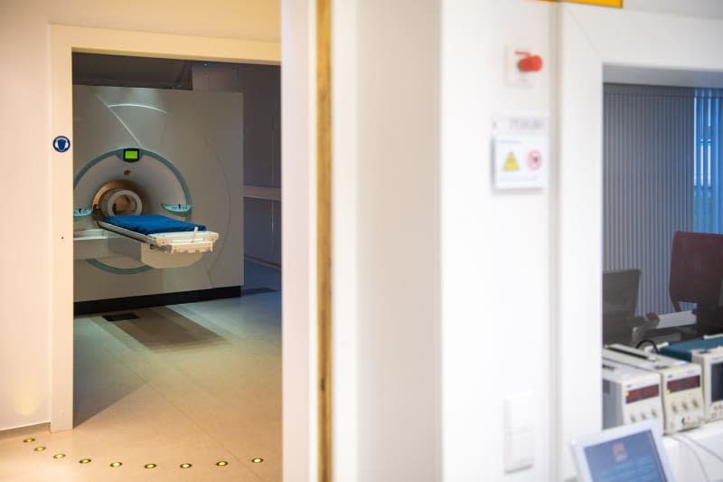 Researchers now hope that the use of MRI scans during treatment of depression could help ease symptoms for half a year. Sebastian Gollnow/dpa