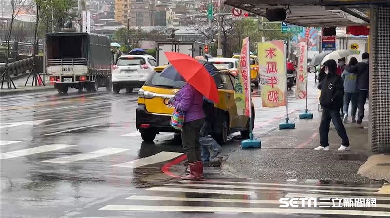 吳德榮指出，今日各地有雨北台灣氣溫略降，明日各地皆有局部陣雨，並有較大雨勢。（圖／翻攝畫面）
