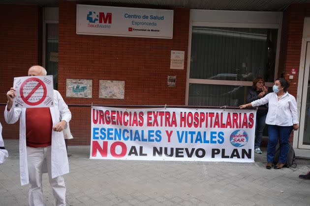 Sanitarios protestan en el estreno del centro de urgencias de Espronceda (Photo: EFE/Borja Sánchez-Trillo)