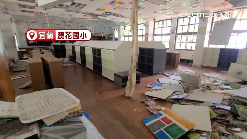 澳花國小受強震影響導致圖書館的書櫃被震倒，架上的書本全掉滿地。