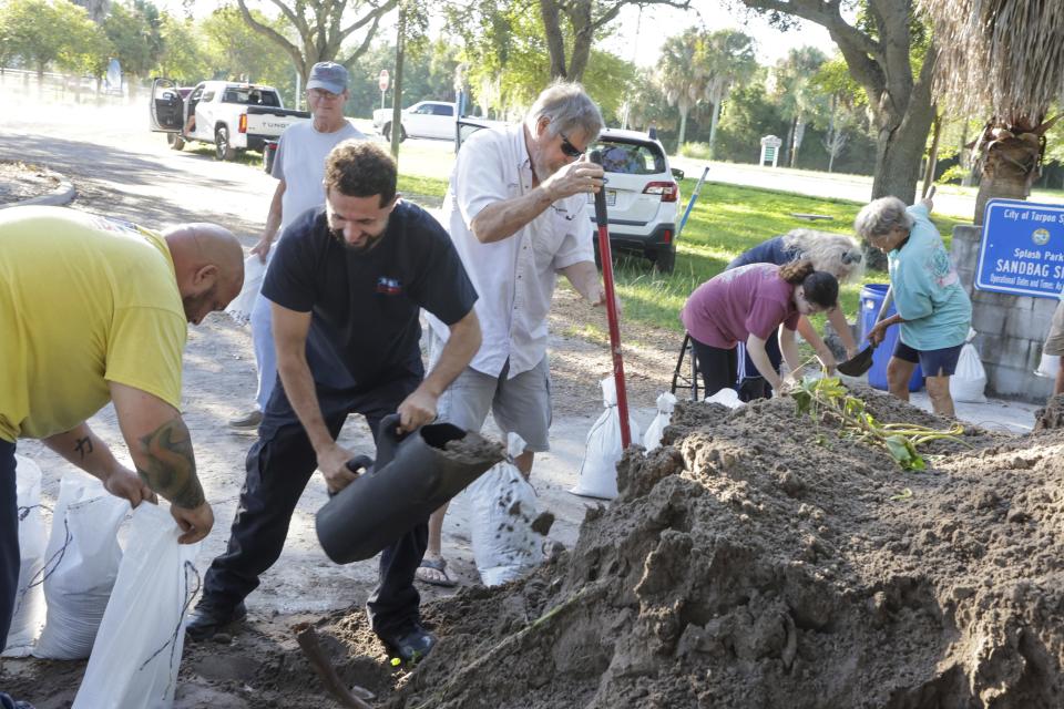 People fill sand bags in Tarpon Springs, Fla., on Tuesday. (Douglas R. Clifford/Tampa Bay Times vía AP)