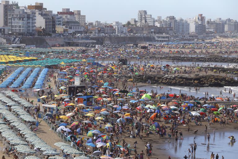 Durante el verano se vio mucha gente bañándose en el mar dadas las altas temperaturas