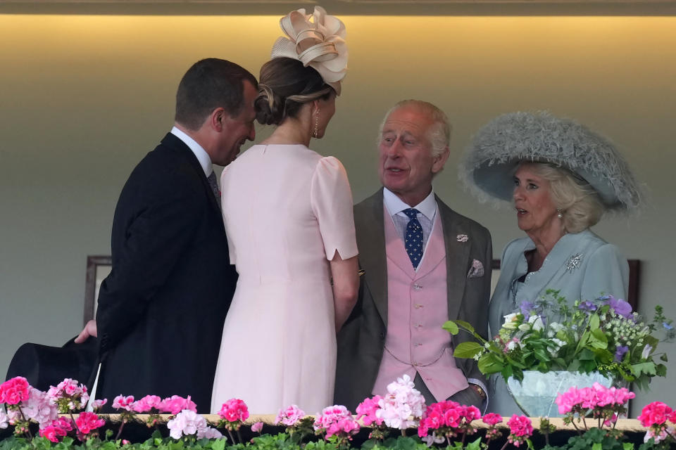 Le roi Charles III et la reine Camille en discussion avec Peter Phillips et sa nouvelle compagne
