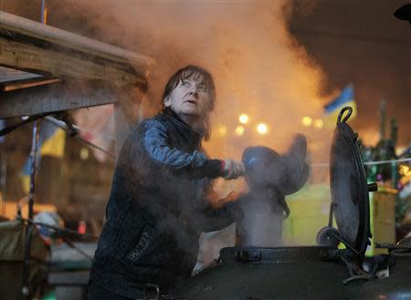 A pro-European integration protester prepares hot tea for fellow demonstrators during a rally at Independence Square in Kiev January 16, 2014. REUTERS/Gleb Garanich