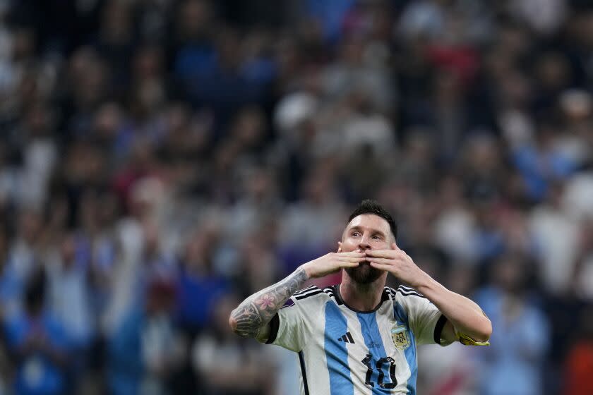 Lionel Messi celebra luego que su compañero Julián Álvarez anotó el tercer gol de Argentina ante Croacia en la semifinal de la Copa Mundial, el martes 13 de diciembre de 2022, en Lusail, Qatar. (AP Foto/Natacha Pisarenko)